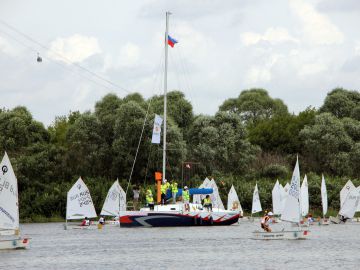 52 спортсмена борются за победу в соревнованиях Международной детской парусной регаты в Нижнем Новгороде