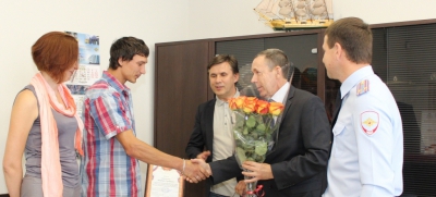 Руководство городского управления полиции поблагодарила молодую пару, которая помогла пенсионерке спастись от грабителя