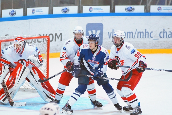 Старые знакомые встретились на льду дворца спорта имени Коноваленко