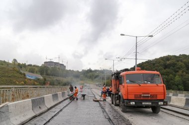 Завершены работы по устройству гидроизоляции в трамвайных путях на Молитовском мосту