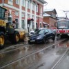 На Ильинской улице автомобиль застрял в провалившемся асфальте