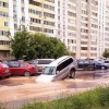Внедорожник угодил в огромную яму