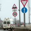 На метромосту по направлению в нагорную часть Нижнего Новгорода установлены знаки ограничения скорости 50 км/ч вместе со знаком «Неровная дорога».