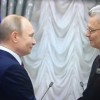 Президент России Владимир Путин вручил награду директору нижегородского театра «Пиано» Владимиру Чикишеву