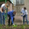 «Волонтеры Победы» украшают придомовые территории ветеранов
