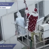 Деды Морозы-альпинисты в Нижнем Новгороде поздравили пациентов детской больницы