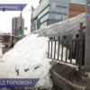Снежная глыба рухнула с козырька над входом в подземный переход на площади Лядова в Нижнем Новгороде