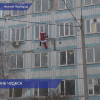 Деды Морозы альпинисты поздравили юных пациентов детской областной больницы через окна