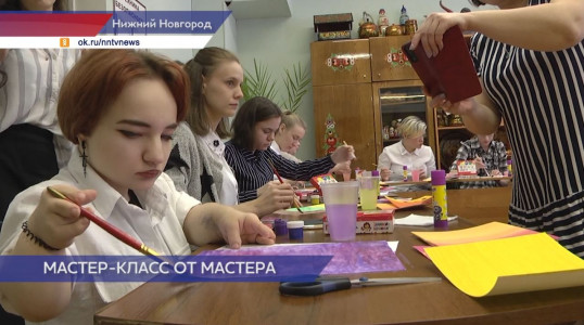 Нижегородский художник Алекс Леон Мазанов провел мастер-класс для подростков инвалидностью и ОВЗ