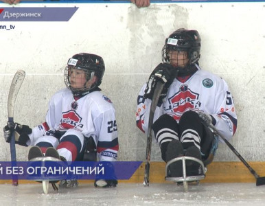 На ледовой арене ФОКа «ОКА» состоялся турнир по адаптивному хоккею «Хоккей без ограничений»
