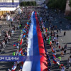 В День России по главной улице Нижнего Новгорода представители разных национальностей пронесли 100-метровый триколор