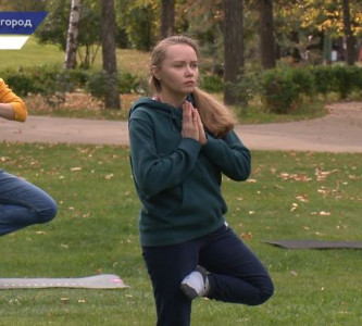 Мастер-класс по йоге прошел в парке «Швейцария» в честь Дня туризма