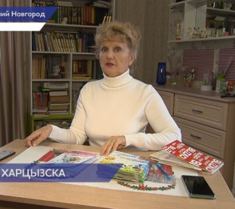 Нижегородская писательница Наталья Сизова передала сборник своих стихов детям в Харцызск