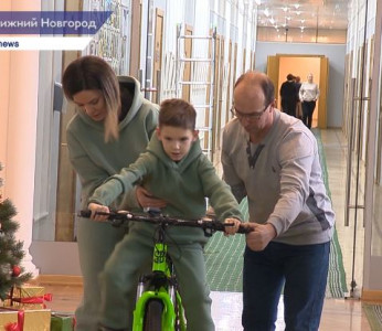 Депутат Заксобрания Нижегородской области Олег Кирица подарил 8-летнему Ярославу из Кулебак велосипед
