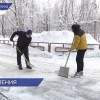 Должники по алиментам в Нижнем Новгороде убирают снег и посыпают песком тротуары