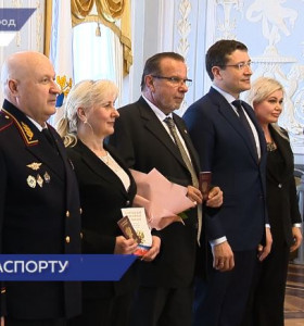 Супругам из Германии Ремо и Биргит Кирш вручили российские паспорта в Усадьбе Рукавишниковых