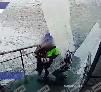 Тяжелая глыба льда упала на головы двум школьникам в Шахунье