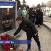 Нижегородцы несут цветы и игрушки к подножию памятника Чкалову в знак скорби по погибшим в Москве