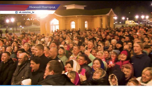 Сотни верующих пришли на праздничное богослужение в собор Александра Невского