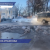 Поток холодной воды затопил проезжую часть и обочину на улице Ульянова в Нижнем Новгороде