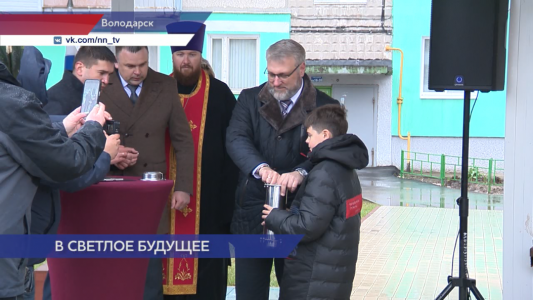 Капсулы времени в первые камни фундаментов новых школ заложили в Володарске