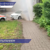 Фонтан высотой несколько метров поднялся из люка на улице Ошарской в Нижнем Новгороде