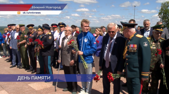 Более 600 человек собрались у Вечного огня в Нижегородском кремле, чтобы почтить память героев фронта и тыла