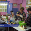 Участницы ансамбля «Ивушка» шьют тканевые мешочки и собирают ароматный чай для бойцов СВО в Черномазском ДК